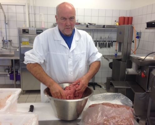 Lars Erik knar opp kjøttet